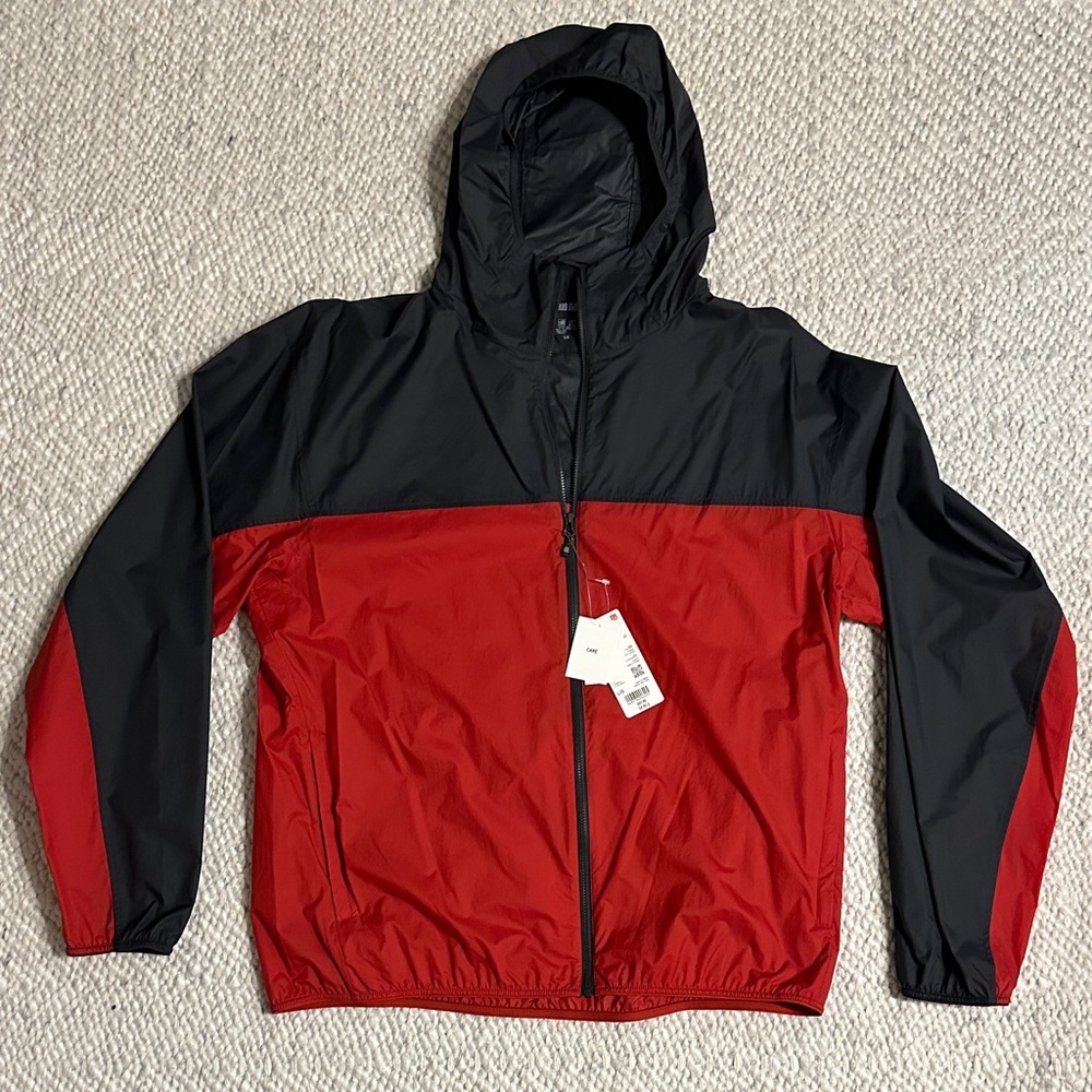 Uniqlo Men's Black and Red Hooded Pocketable Jacket